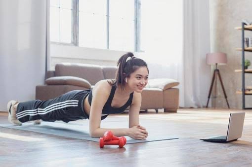 家でトレーニングをしている様子