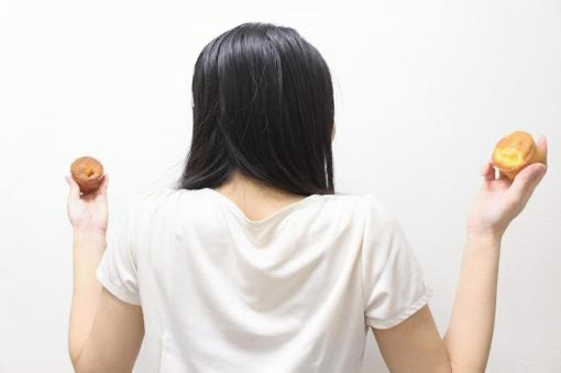 お菓子を持つ女性