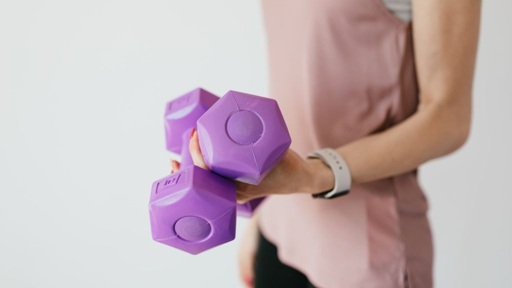 ダンベルを持っている人